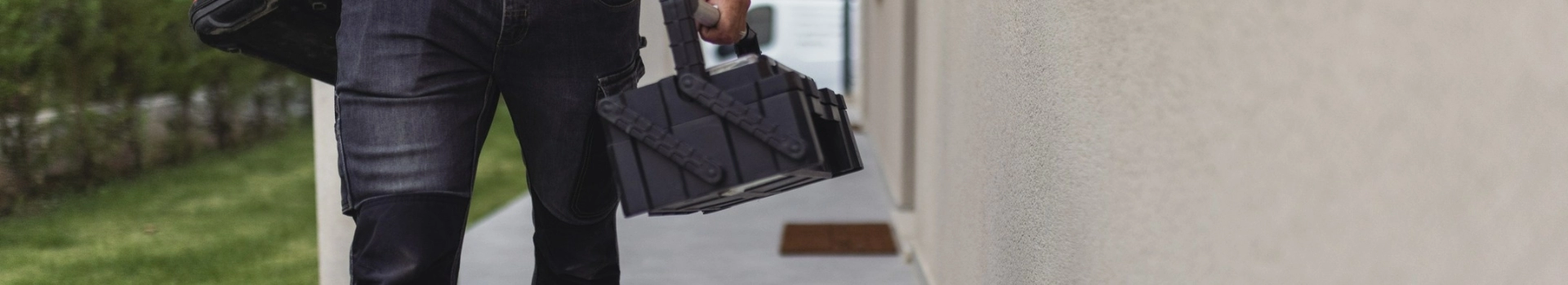 osoba z czarną skrzynką