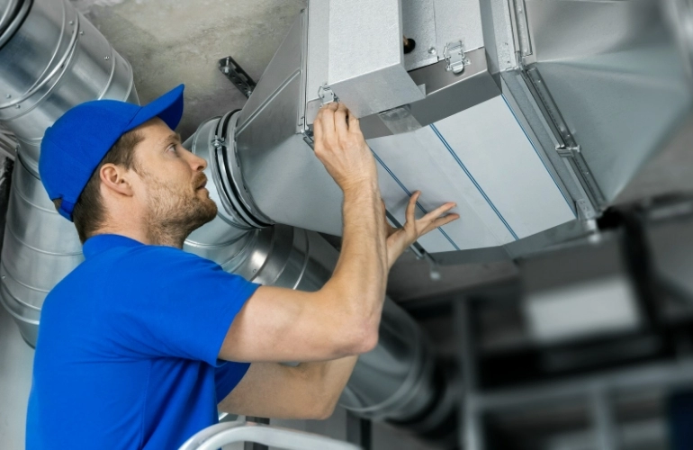 osoba w niebieskim stroju