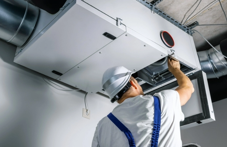 osoba montująca rekuperację